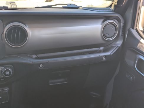 Used 2021 Jeep Gladiator Sport image 15