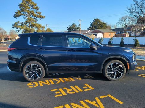 Used 2024 Mitsubishi Outlander SE image 3