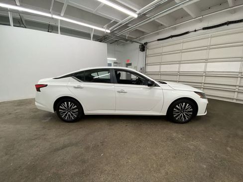 Used 2025 Nissan Altima 2.5 SV FWD image 7