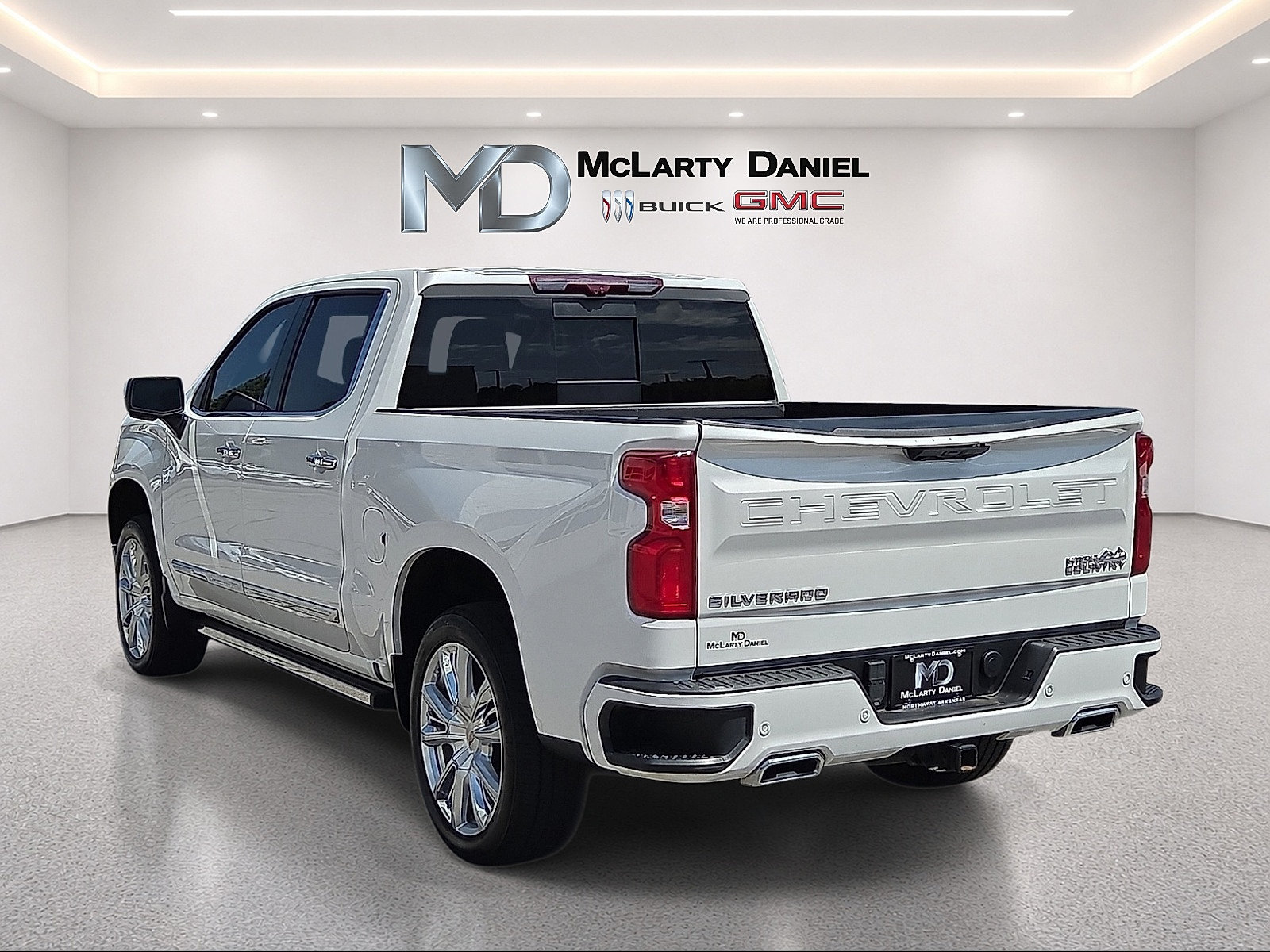 Used 2023 Chevrolet Silverado 1500 High Country w/ High Country Premium Package AWD/4WD image 13