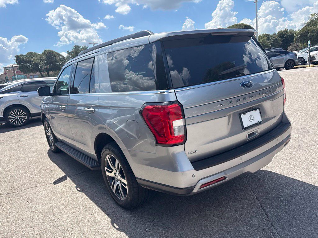 Used 2024 Ford Expedition XLT RWD image 3