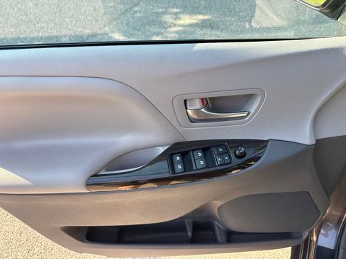 Used 2015 Toyota Sienna XLE w/ XLE Navigation Package FWD image 25