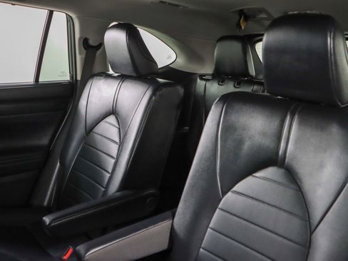 Used 2024 Toyota Highlander XLE image 25