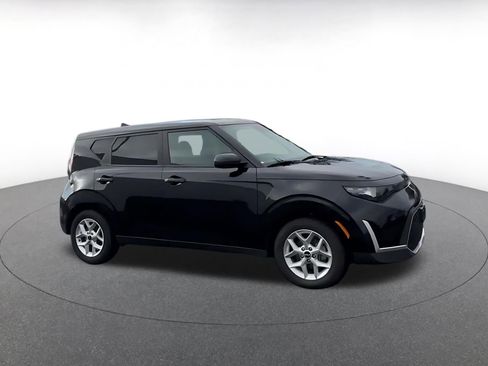 Used 2025 Kia Soul LX w/ LX Technology Package FWD image 2