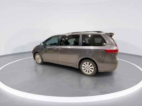 Used 2017 Toyota Sienna XLE image 6