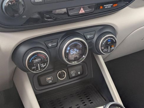 Used 2023 Hyundai Venue Limited image 38