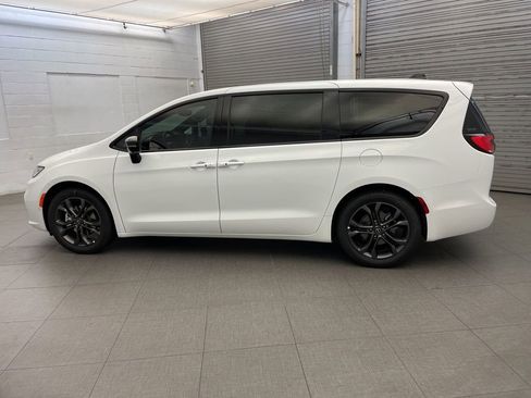 New 2026 Chrysler Pacifica Select image 5