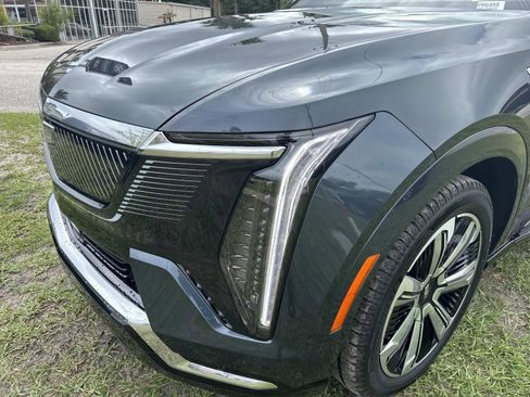 Certified 2025 Cadillac Escalade IQ Luxury 2 w/ LPO, Premium Carpet Package AWD/4WD image 9