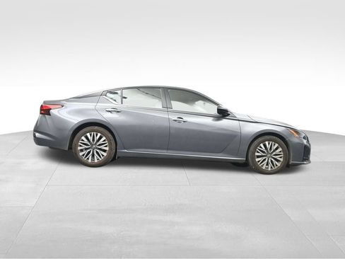 Used 2024 Nissan Altima 2.5 SV FWD image 14