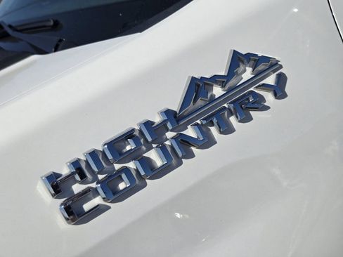 Used 2022 Chevrolet Silverado 2500 High Country w/ Technology Package AWD/4WD image 9