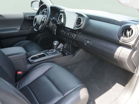 Used 2022 Toyota Tacoma SR AWD/4WD image 17