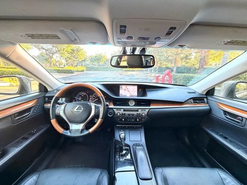 Used 2013 Lexus ES 300h w/ Luxury Pkg image 13