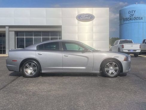Used 2013 Dodge Charger SE RWD image 2