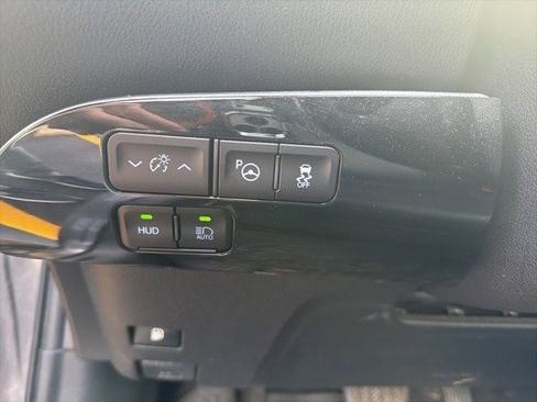 Used 2019 Toyota Prius XLE image 6