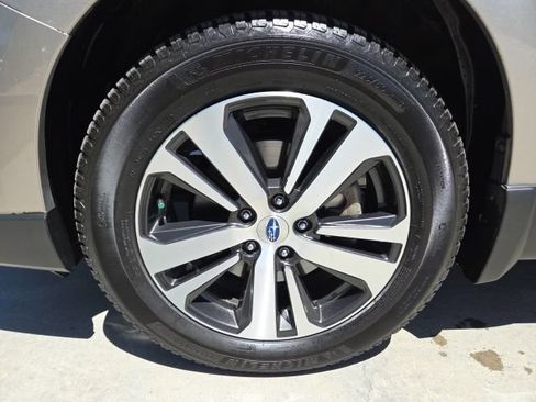 Used 2018 Subaru Outback 3.6R Limited AWD/4WD image 11