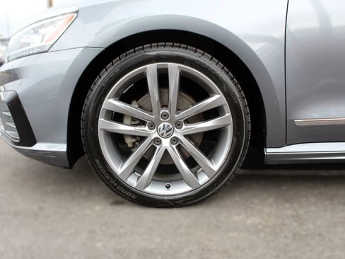 Used 2016 Volkswagen Passat 1.8T R-Line w/ R-Line Lighting Package image 12