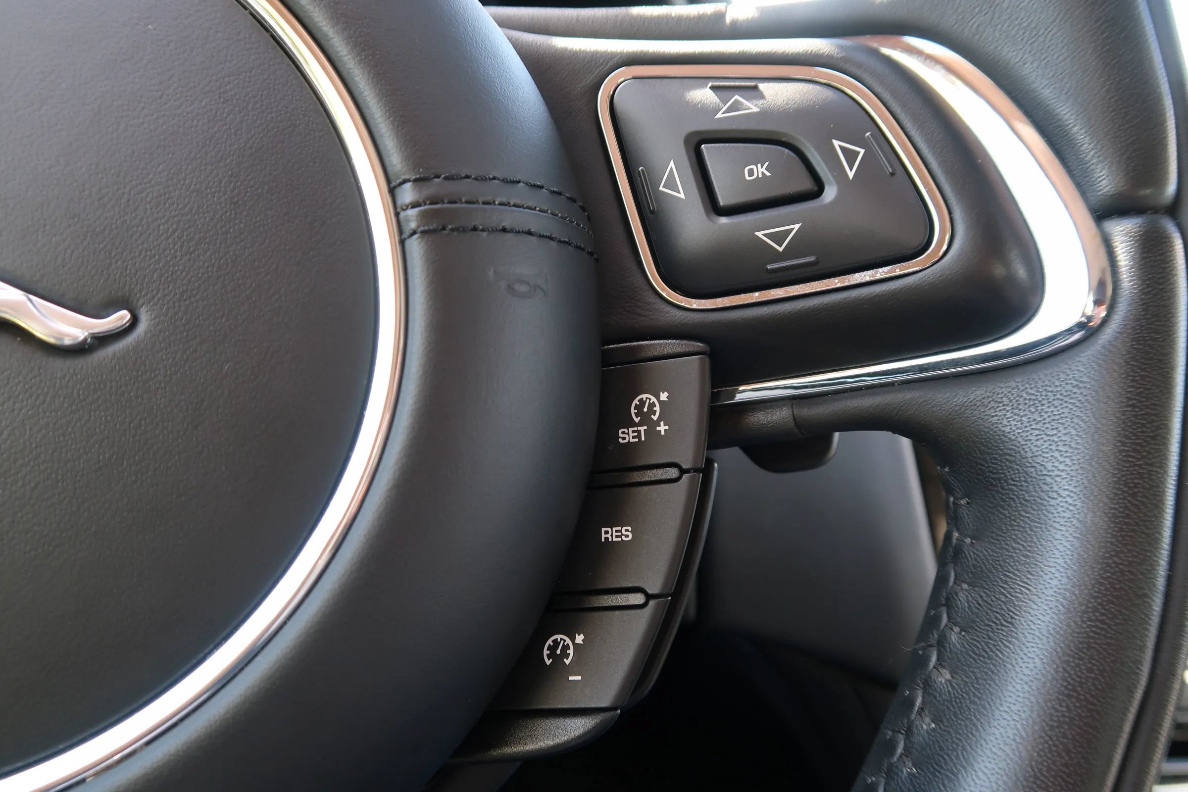 Used 2019 Jaguar XJ R-Sport RWD image 36