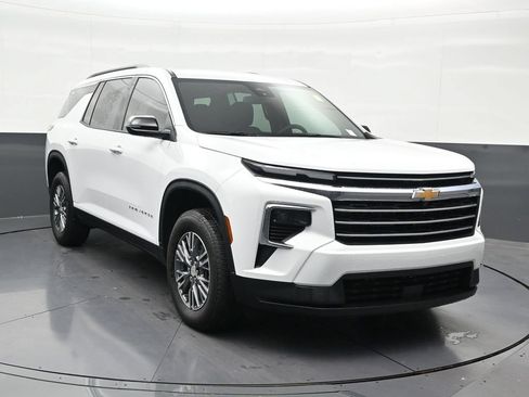Used 2026 Chevrolet Traverse LT FWD image 8