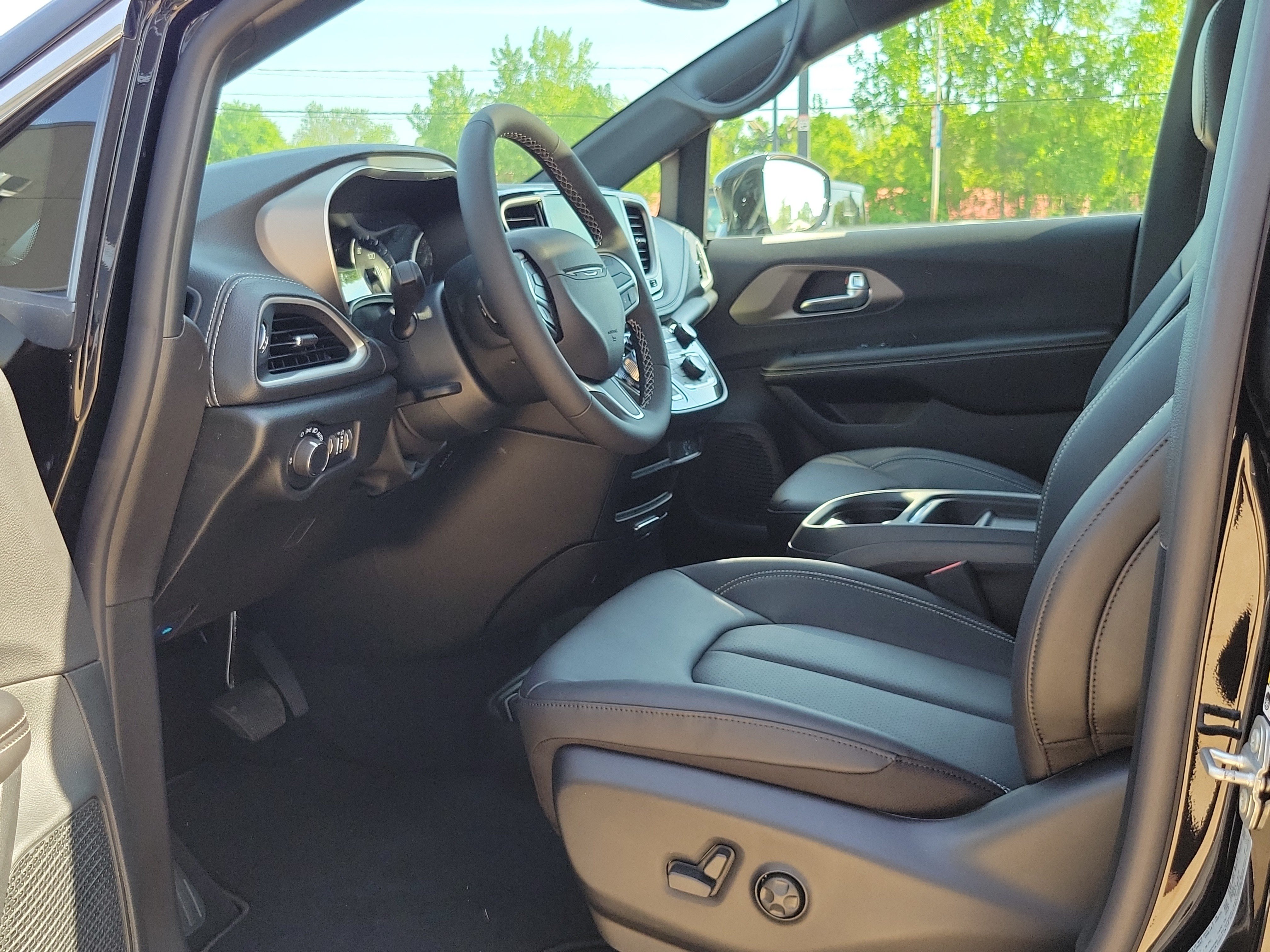 New 2027 Chrysler Pacifica Select w/ Family Tech Group FWD image 7