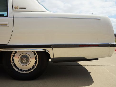 Used 1993 Cadillac Fleetwood Sedan image 38