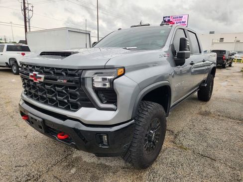 Used 2025 Chevrolet Silverado 2500 ZR2 w/ Technology Package AWD/4WD image 3