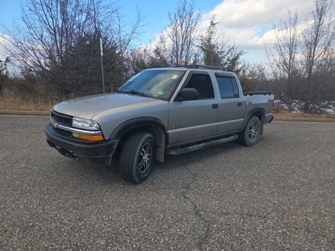 Used 2002 Chevrolet S10 Pickup LS w/ ZR5 Appearance Pkg image 2