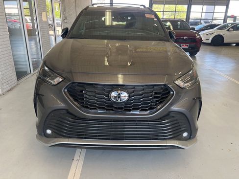 Used 2024 Toyota Highlander XSE image 2