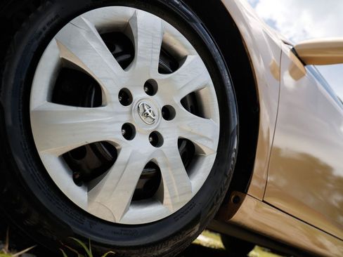Used 2010 Toyota Camry LE FWD image 27