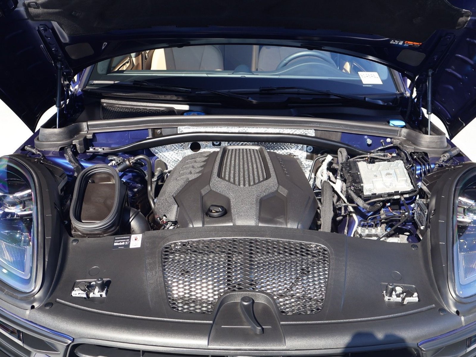 Certified 2025 Porsche Macan AWD/4WD image 25