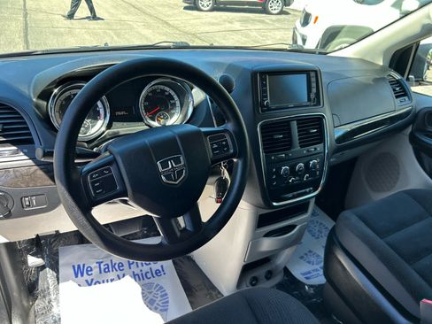 Used 2019 Dodge Grand Caravan SE w/ UConnect Hands-Free Group FWD image 13
