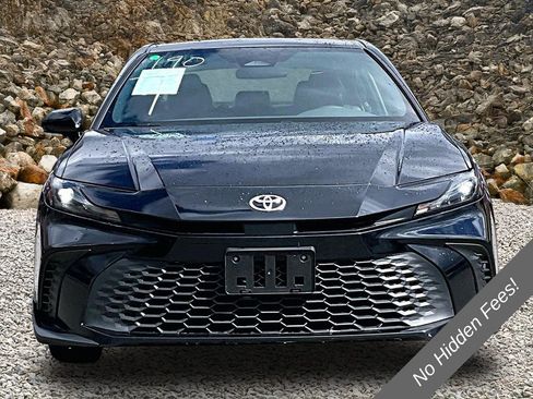 Used 2025 Toyota Camry SE FWD image 3