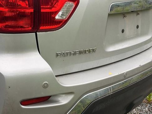 Used 2019 Nissan Pathfinder SV AWD/4WD image 10