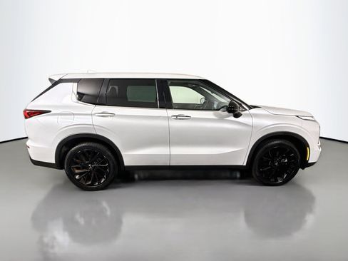 Used 2023 Mitsubishi Outlander SE Black Edition FWD image 11