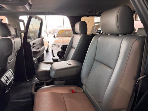 Used 2014 Toyota Sequoia Platinum image 22