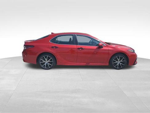 Used 2021 Toyota Camry SE FWD image 3