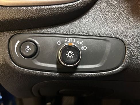 Used 2020 Chevrolet Trax LT w/ Driver Confidence Package FWD image 16