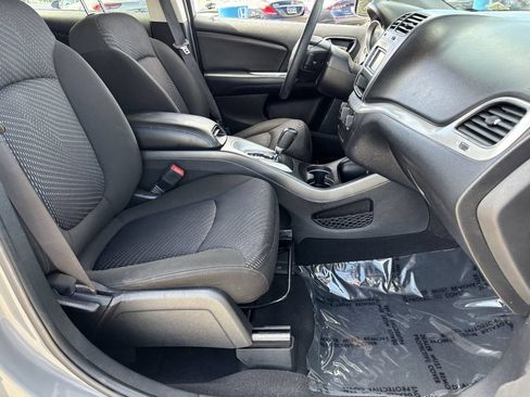 Used 2019 Dodge Journey SE FWD image 9