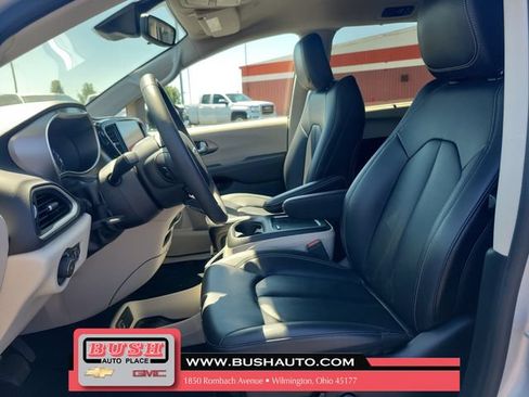 Used 2024 Chrysler Pacifica Touring-L FWD image 15