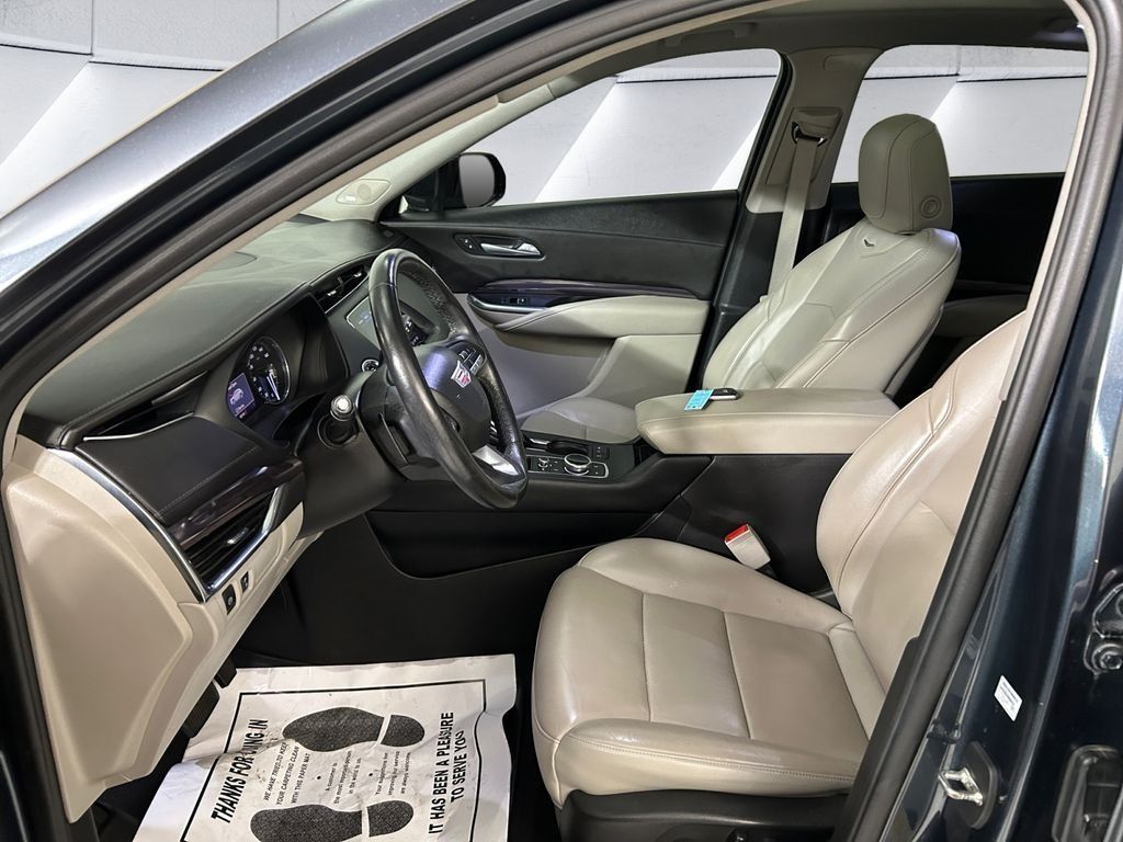 Used 2021 Cadillac XT4 Luxury w/ Cold Weather Package FWD image 7