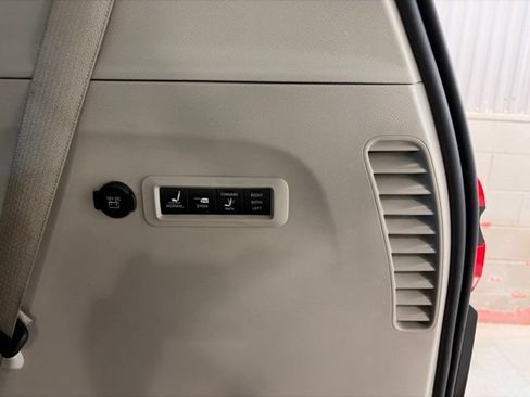 Used 2022 Chrysler Pacifica Limited FWD image 15