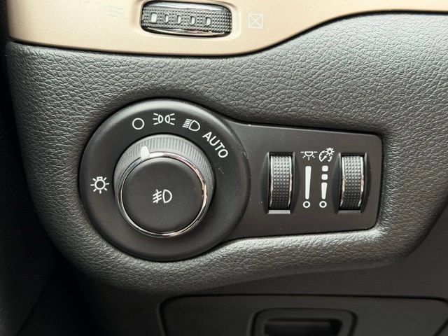 Used 2015 Jeep Cherokee Latitude AWD/4WD image 24