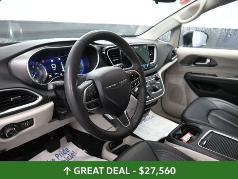 Used 2024 Chrysler Pacifica Touring-L image 23