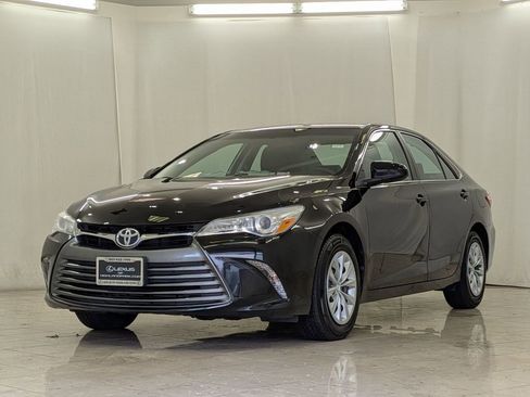 Used 2017 Toyota Camry LE w/ Moonroof Package image 4