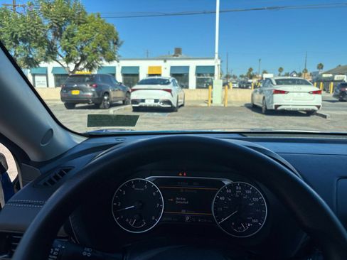 Used 2025 Nissan Sentra SV FWD image 33