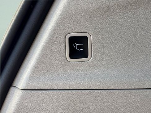 Used 2023 Chrysler Pacifica Touring-L FWD image 6