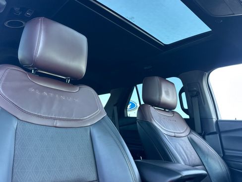 Used 2022 Ford Explorer Platinum w/ Equipment Group 601A AWD/4WD image 17