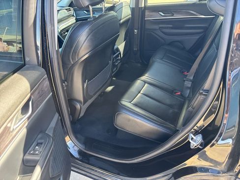 Used 2023 Jeep Grand Cherokee Limited w/ Black Appearance Package image 10