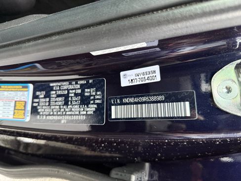 Used 2024 Kia Carnival LX image 23