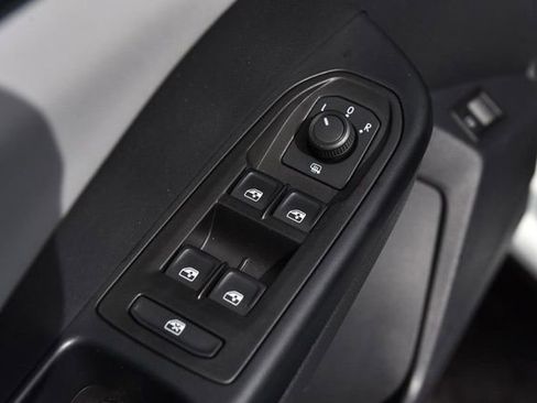 Certified 2023 Volkswagen Taos SE image 8