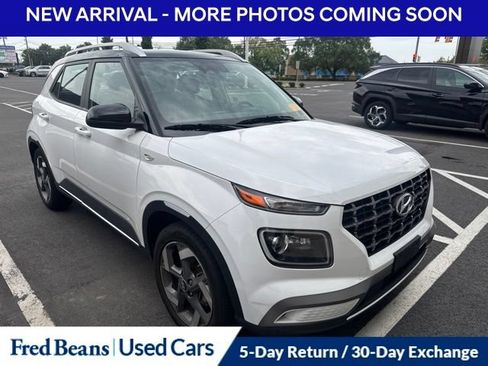Used 2023 Hyundai Venue Limited FWD image 2